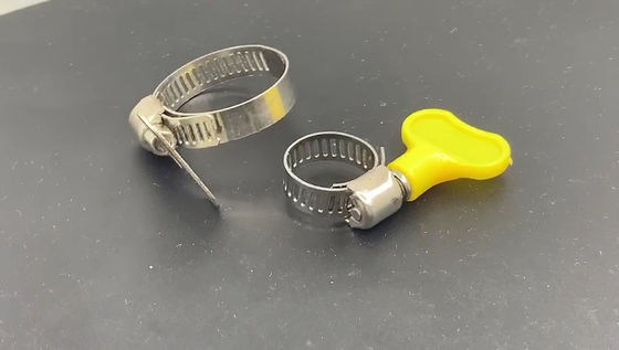 As braçadeiras de mangueira americanas personalizadas, com a mangueira plástica do punho da borboleta galvanizaram os encaixes usados para as mangueiras de borracha